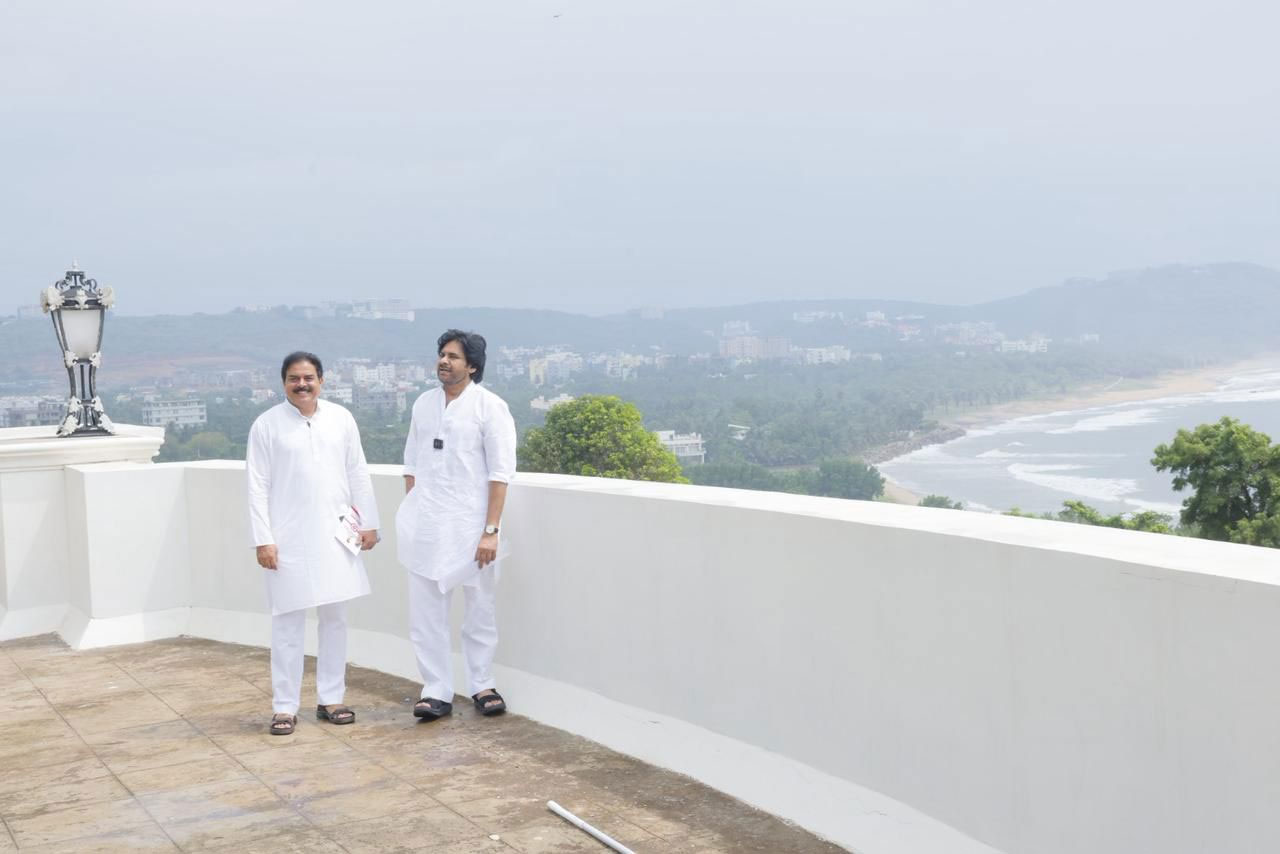 pawan kalyan  రుషికొండపై పవన్ కళ్యాణ్ అండ్ కో 
