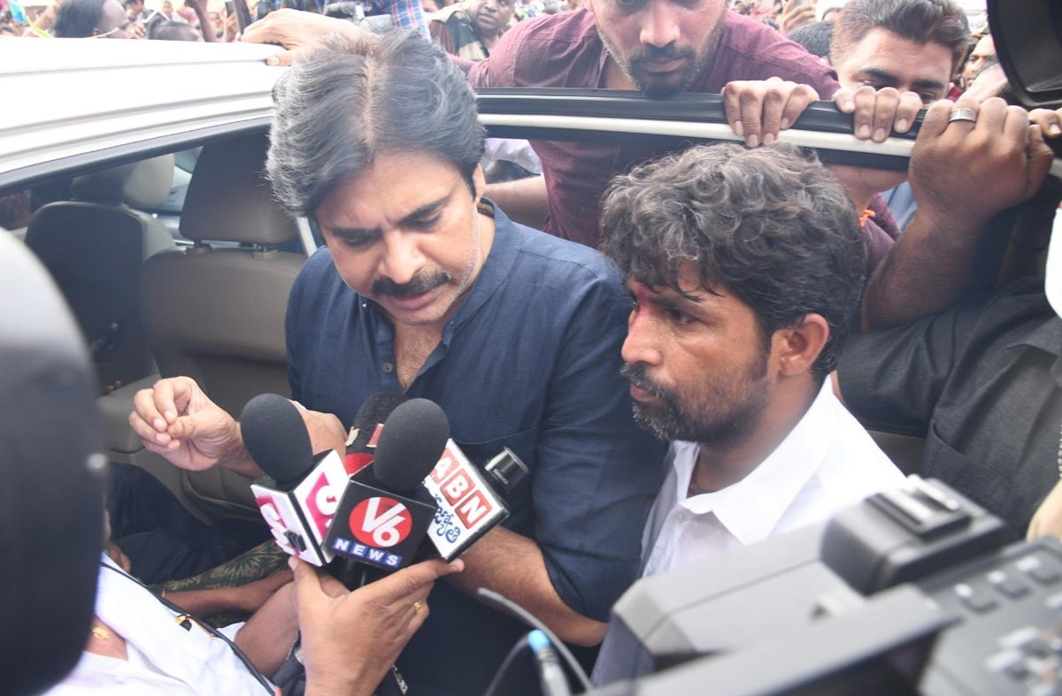 pawan kalyan,visits,singareni colony,saidabad,justice for chaithra  చిన్నారి కుటుంబానికి అండగా పవన్ కళ్యాణ్ 