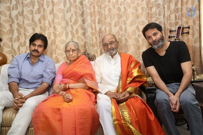 pawan kalyan,dadasaheb phalke award,trivikram srinivas,mega heroes,k viswanath  పవన్ కళ్యాణ్ కూడా వచ్చాడండోయ్..!