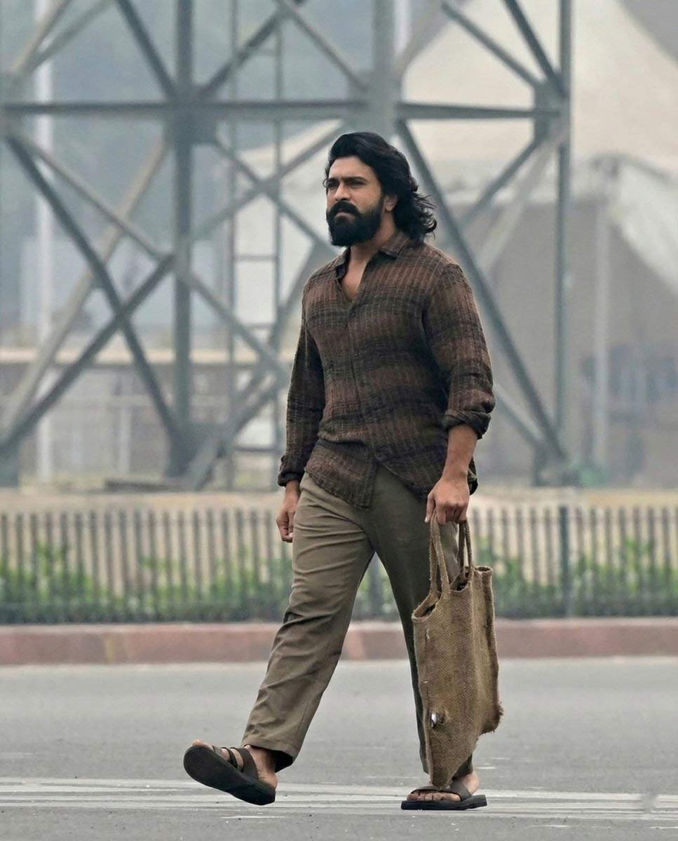 ram charan  ఢిల్లీ వీధుల్లో పెద్ది రామ్ చరణ్ 