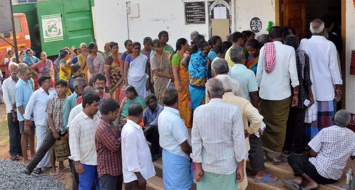 pension  పెన్షన్ల కోసం బ్యాంకుల వద్ద అవ్వ, తాతలు