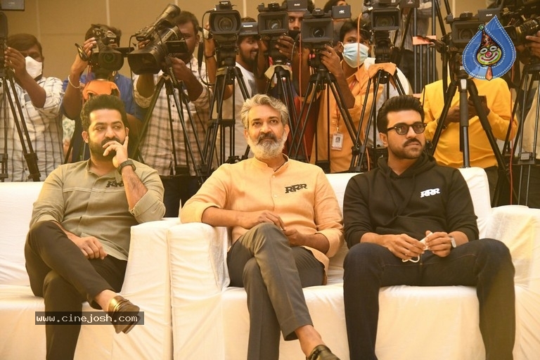 rrr,rrr hyderabad press meet,rrr press meet highlights,rajamouli,ntr,ram charan,rrr heroes,ntr fans,ram charan fans  ఎన్టీఆర్ అండ్ చరణ్ ఫాన్స్ కి పర్ఫెక్ట్ సమాధానం 