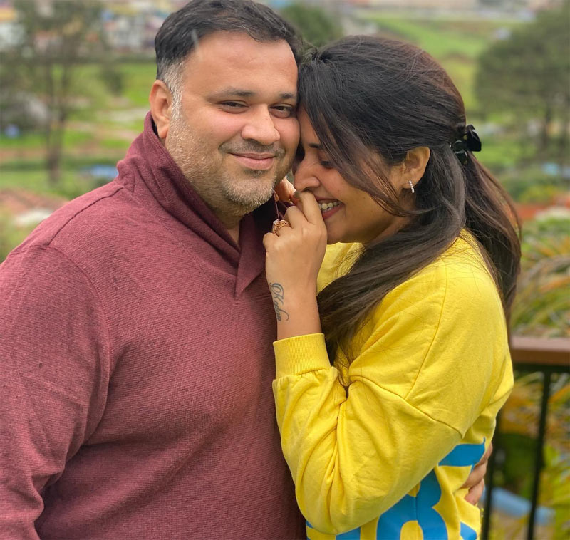 anaanasuya bharadwaj,jabardasth anchor anasuya,ansuya photo shoots,anasuya enjoys her time in tamil nadu,anaanasuya bharadwaj enjoys her husband  పిక్ టాక్: భర్త పక్కన పరవశంలో యాంకర్ 