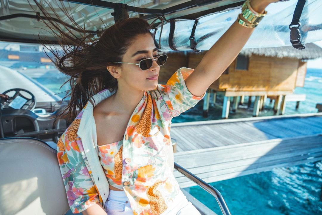 pooja hegde,maldives,pooja hegde jets off to maldives,radhesyam actress,ssmb heroine,pooja hegde latest pic  పిక్ టాక్: మాల్దీవుల్లో లో పూజ సోయగం