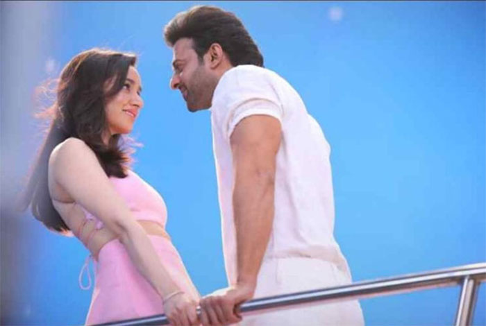 prabhas,shraddha kapoor,saaho,pic leaked,romantic pose  ‘డార్లింగ్‌’ భలే రొమాంటిక్‌గా ఉన్నాడు!