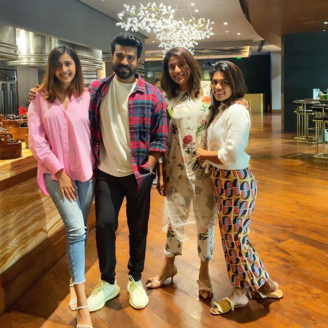 ram charan,mega sisters,niharika,sreeja,sushmitha,charan with sisters  పిక్ టాక్: సిస్టర్స్ తో రామ్ చరణ్ లంచ్ 