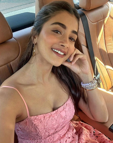 pooja hegde  సెల్ఫీ తో అదరగొట్టిన పూజ హెగ్డే