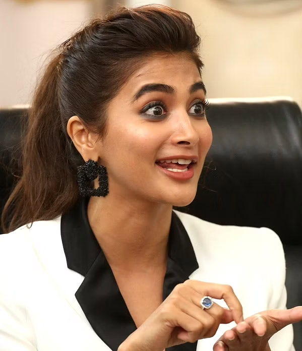 pooja hegde,vijay devarakonda,puri jaganandh,jgm,jana gana mana  బుట్టబొమ్మ భారీ పారితోషకం