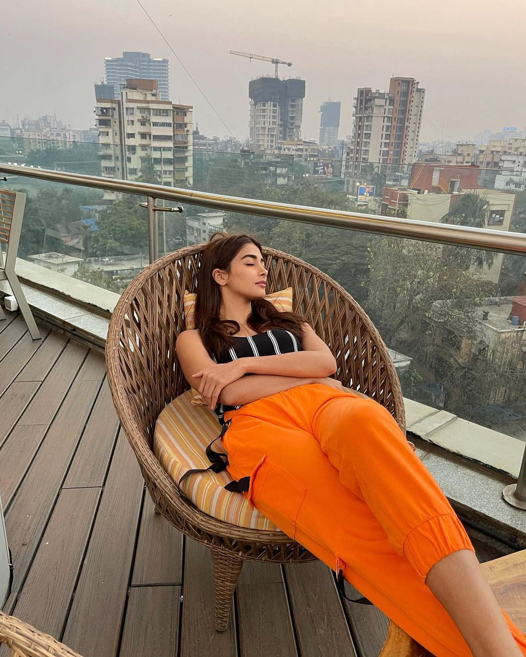 pooja hegde,mumbai,new house,sea facing apartment,radhe shyam,acharya,bollywood  టాలీవుడ్ కి దొరకదేమో