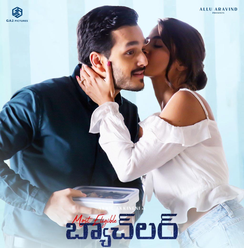 pooja hegde,akhil akkineni,pooja glamour,most elijibul bachilar movie,most elijibul bachilar hit talk  అఖిల్ ని ఆదుకున్న పూజ హెగ్డే 