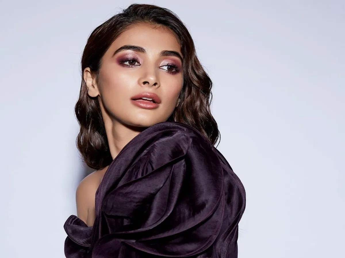 cirkus,pooja hegde  పాపం పూజ హెగ్డే 