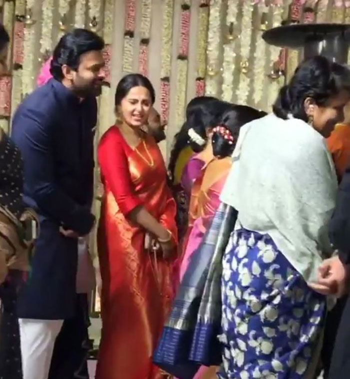 prabhas,anushka,karthikeya wedding,pooja,ss rajamouli,prabhas and anushka,jaipur  ప్రభాస్, అనుష్క.. దంపతుల కంటే ఎక్కువగా!!