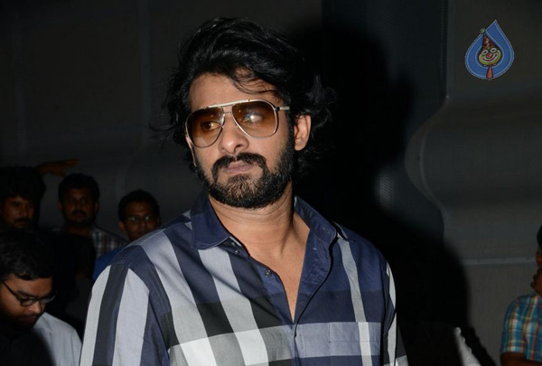 prabhas,bahubali 2,prbhas bollywood movie,  ప్ర‌భాస్ స్ట్రాట‌జీ అదుర్స్ అంతే!