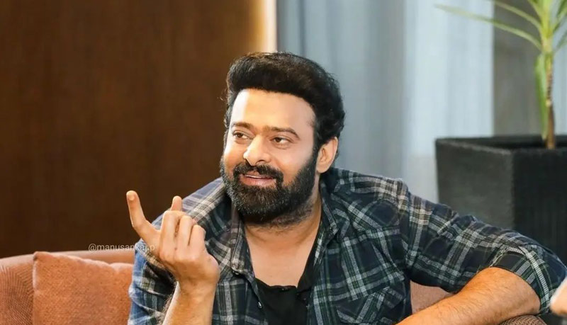 prabhas,maruthi,raja deluxe  పారితోషకం త్యాగం చేస్తున్న ప్రభాస్ 