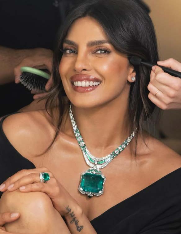 priyanka chopra  ప్రియాంక చోప్రా ప‌చ్చ నెక్లెస్ ధ‌ర‌?