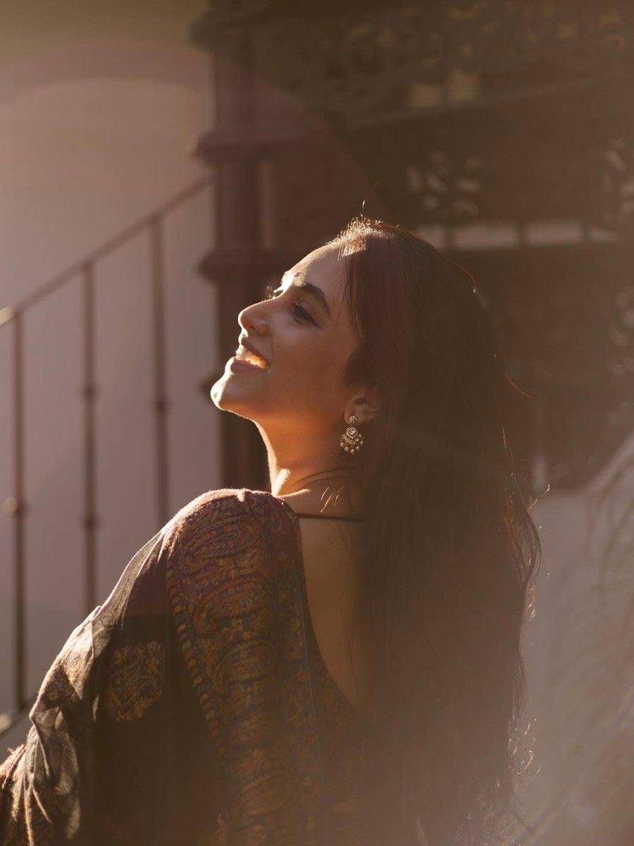 priyanka mohan  సన్ రైస్ ని ఎంజాయ్ చేస్తున్న పవన్ బ్యూటీ 