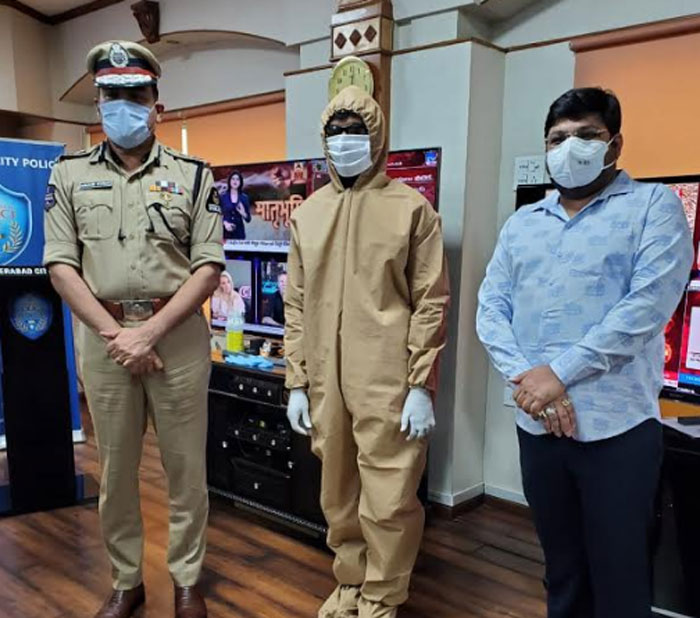 producer,abhishek agarwal,donates,ppe kits,khaki color,police  పోలీసుల‌కు పీపీఈ కిట్స్ పంచిన అభిషేక్ అగ‌ర్వాల్