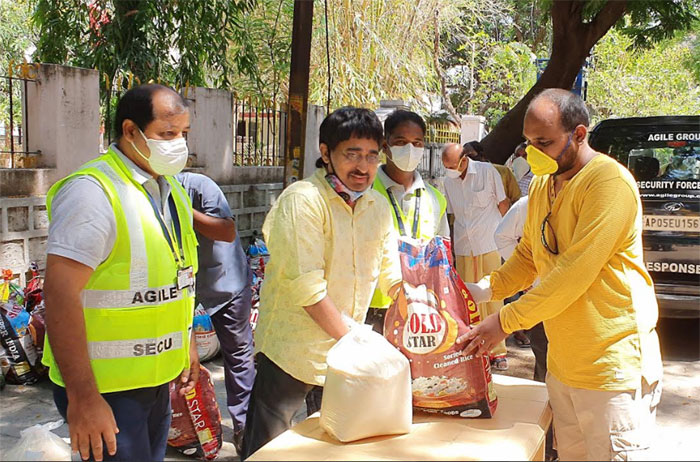 producer vrk rao,donation,groceries,poor artists  4 వందల కుటుంబాల‌కు వి.ఆర్‌.కె. రావు సాయం