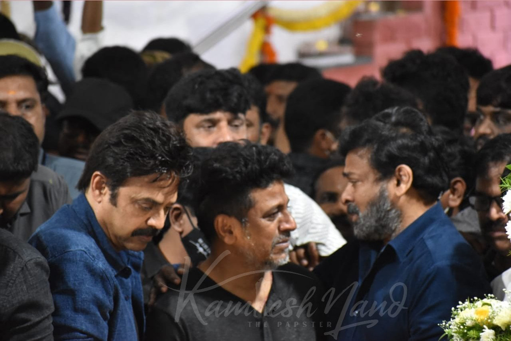 tollywood stars,chiranjeevi,balakrishna,ntr,rana,venkatesh,puneeth rajkumar  కంటతడి పెట్టిన చిరు.. ఓదార్చిన వెంకీ 