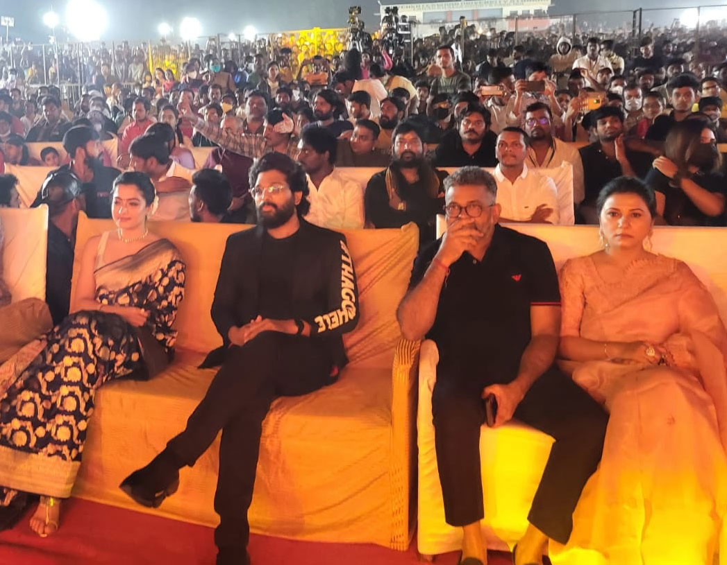 pushpa mass party,tirupathi,allu arjun,sunil,muttamsetty brothers,jagadeesh,devi sri prasad,sv university stadium,sukumar,rashmika  పుష్ప సక్సెస్ నాది కాదు.. -అల్లు అర్జున్