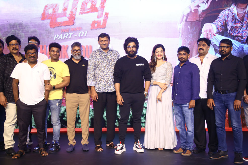 allu arjun,pushpa thanks meet,pushpa movie,sukumar,rashmika,devisri prasad,mythri movie makers,muttam setty media,sunil,allu arjun pushpa thanks meet,pushpa success party  సుకుమార్ లేకపోతే నేను లేను: బన్నీ 