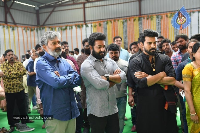 rajamouli,ntr,ram charan,rrr movie,script changed  హీరోయిన్ కోసం RRR కథ మార్చడమా?