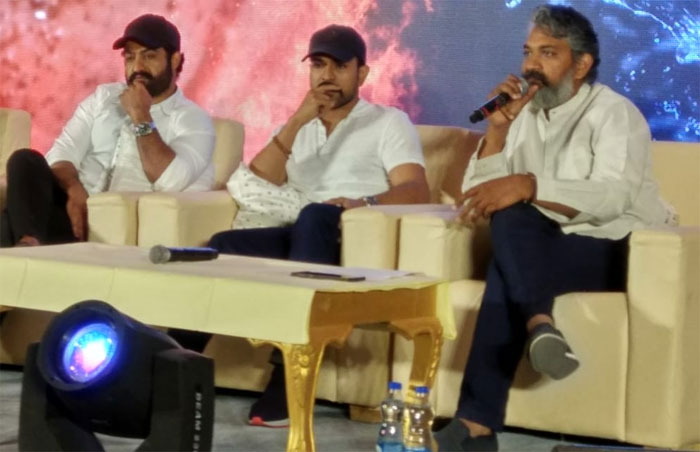 rrr story,rajamouli,jakkanna,rrr movie,ram charan,jr ntr,alluri seetha rama raju,komaram bheem  జక్కన్న ‘ఆర్ఆర్ఆర్’ స్టోరీ లైన్ చెప్పేశాడు