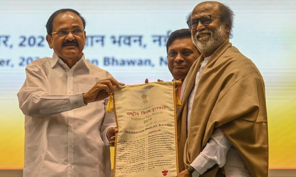 rajinikanth,dadasaheb phalke award,vice president venkaiah naidu,rajini bus driver friend  అది రజిని స్టయిల్