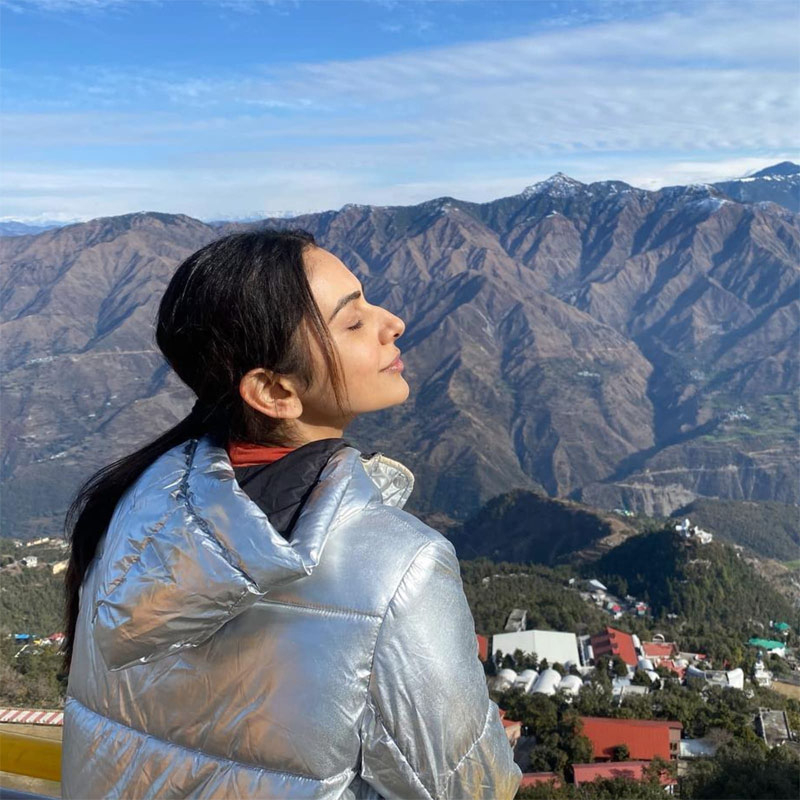 Rakul Preet Latest Pic Viral ప్రక్రుతి అందాలను ఆస్వాదిస్తున్న రకుల్