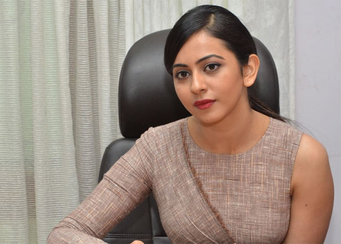 rakul preet singh,personal life,rakul preet singh,latest,interview  మరక మంచిదే అన్నట్లు మాట్లాడుతోందిగా!