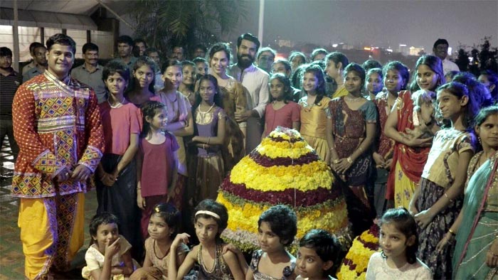 ram charan,upasana,niharika,bathukamma festival  చరణ్,ఉపాసనలు ఏం చేశారో తెలుసా..?