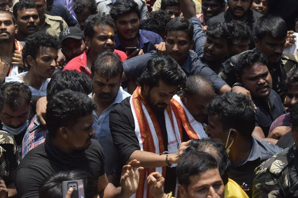 ram charan,fans craze,bejawada,kanaka durga temple  రామ్ చరణ్ కి ఫాన్స్ షాక్