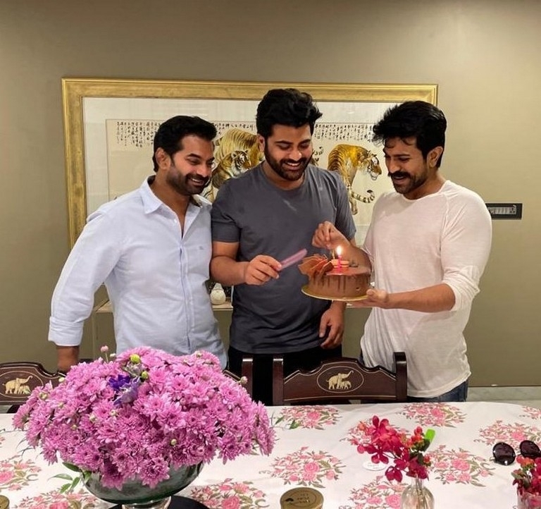 ram charan,sharwanand,sharwanand birthday,surprise birthday party,ram charan special party  ఫ్రెండ్ కి అదిరిపోయే ట్రీట్ ఇచ్చిన చరణ్