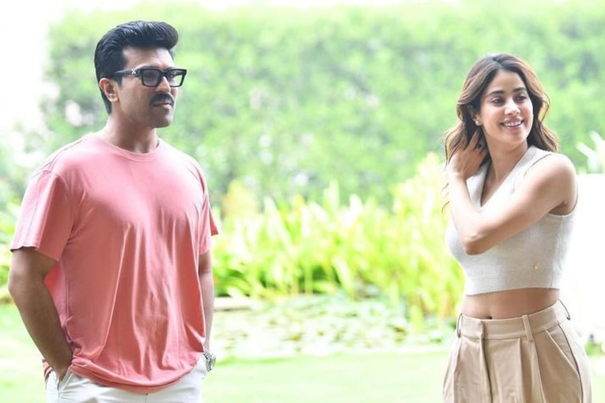 janhvi kapoor  చరణ్ ని పొగిడేస్తున్న గ్లామర్ డాల్ 