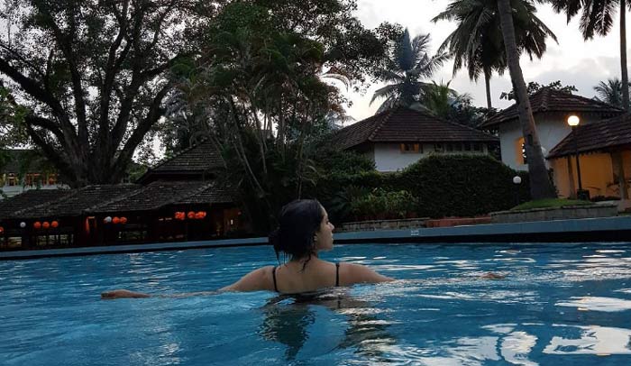 rashmi gautham,rashmi instagram pic,rashmi in swimming pool,rashmi swimming pool pic  స్మిమ్మింగ్‌ పూల్‌ నుండి బయటికెప్పుడొస్తుందో!