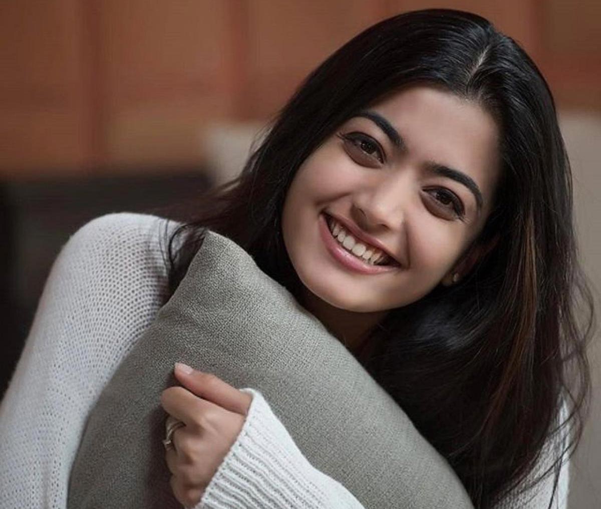 rashmika mandanna,pushpa movie,excited,heroine rashmika  రష్మిక మరీ ఇంత ఎగ్జయిట్ అవుతుందేంటి?