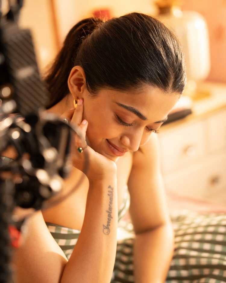 rashmika  క్యూట్ లుక్ లో రష్మిక 