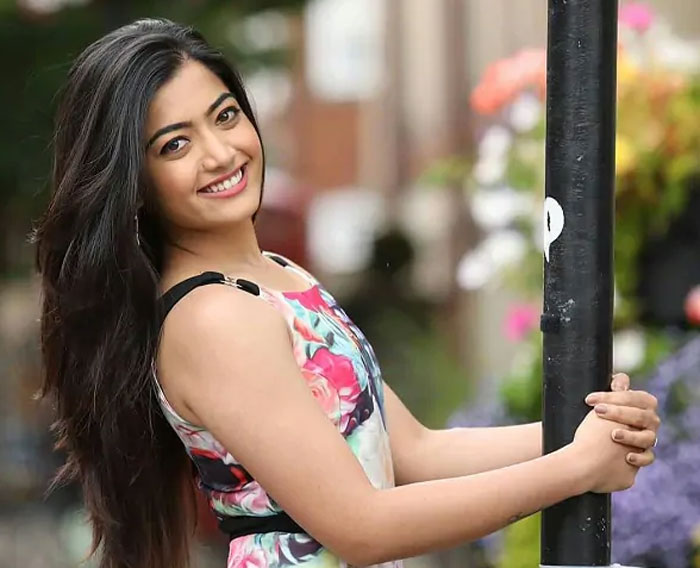 rashmika mandanna,staff,palying,funny,salary,heroine  తన స్టాఫ్‌ని కూడా ఆటపట్టిస్తున్న రష్మిక!