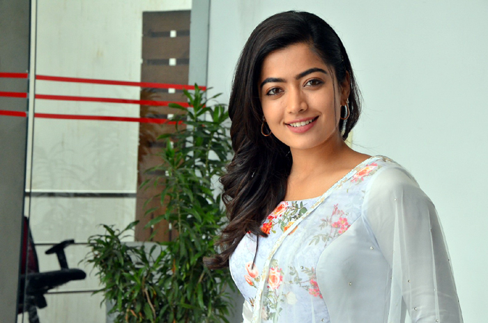 rashmika mandanna,interview,megastar chiru,sarileru neekevvaru  చిరంజీవి నా లక్కీ ఛార్మ్ : రష్మిక