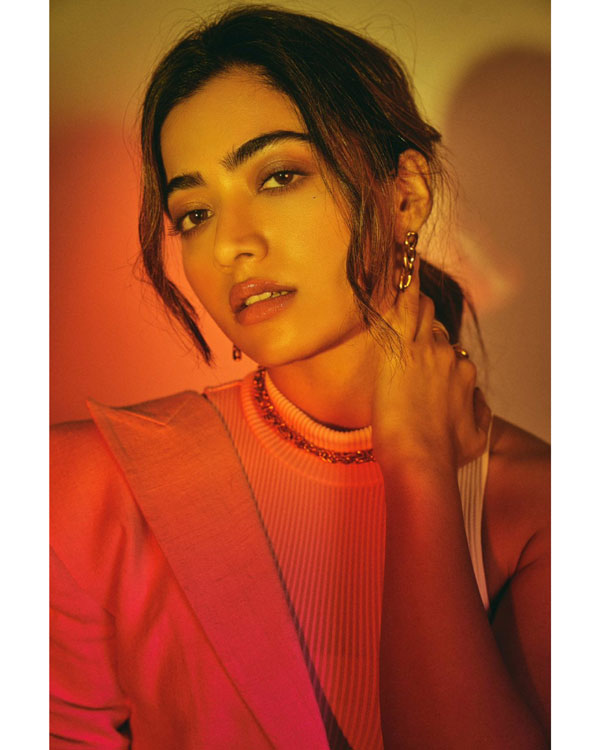 rashmika mandanna,rashmika mandanna new glamour look,rashmika mandanna new satylish look,rashmika  కొత్త లుక్ తో కవ్విస్తుంది.