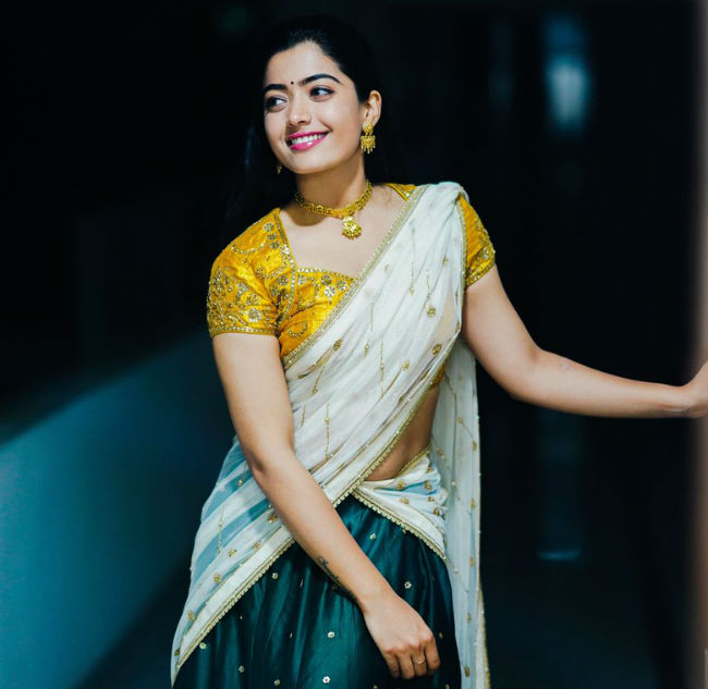 rashmika,rashmika mandanna,dear comrade,traditional look,geetha govindam,  ర‌ష్మిక ట్రెడిష‌న‌ల్ ట్రీట్‌ మామూలుగా లేదుగా!