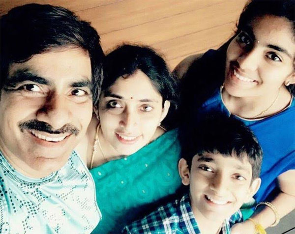 raviteja,raviteja family photo,mass raja raviteja family,raviteja family photo sensation  రవితేజ ఫ్యామిలీ ఫోటో సంచలనం..!