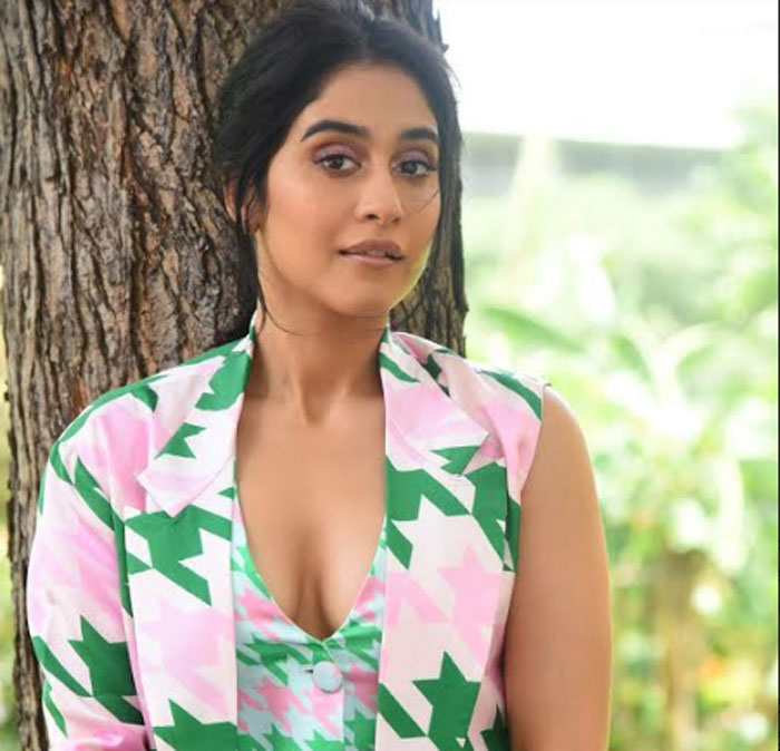 regina,cleavage,show,evaru,promotions  అబ్బో.. రెజీనా రెచ్చిపోయిందిగా..!!