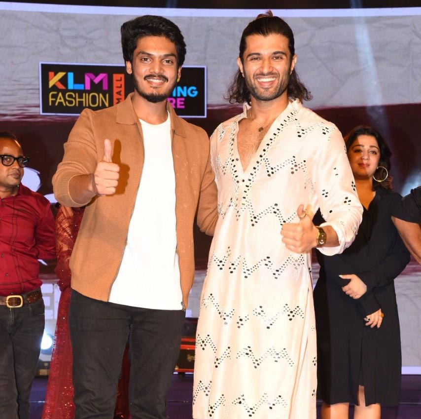 vijay deverakonda,romantic movie,akash puri,puri jagannadh,charmee,vijay deverakonda at romantic pre release event,romantic pre release event  ఆకాష్ సక్సెస్ కొడతాడు: విజయ్ దేవరకొండ.