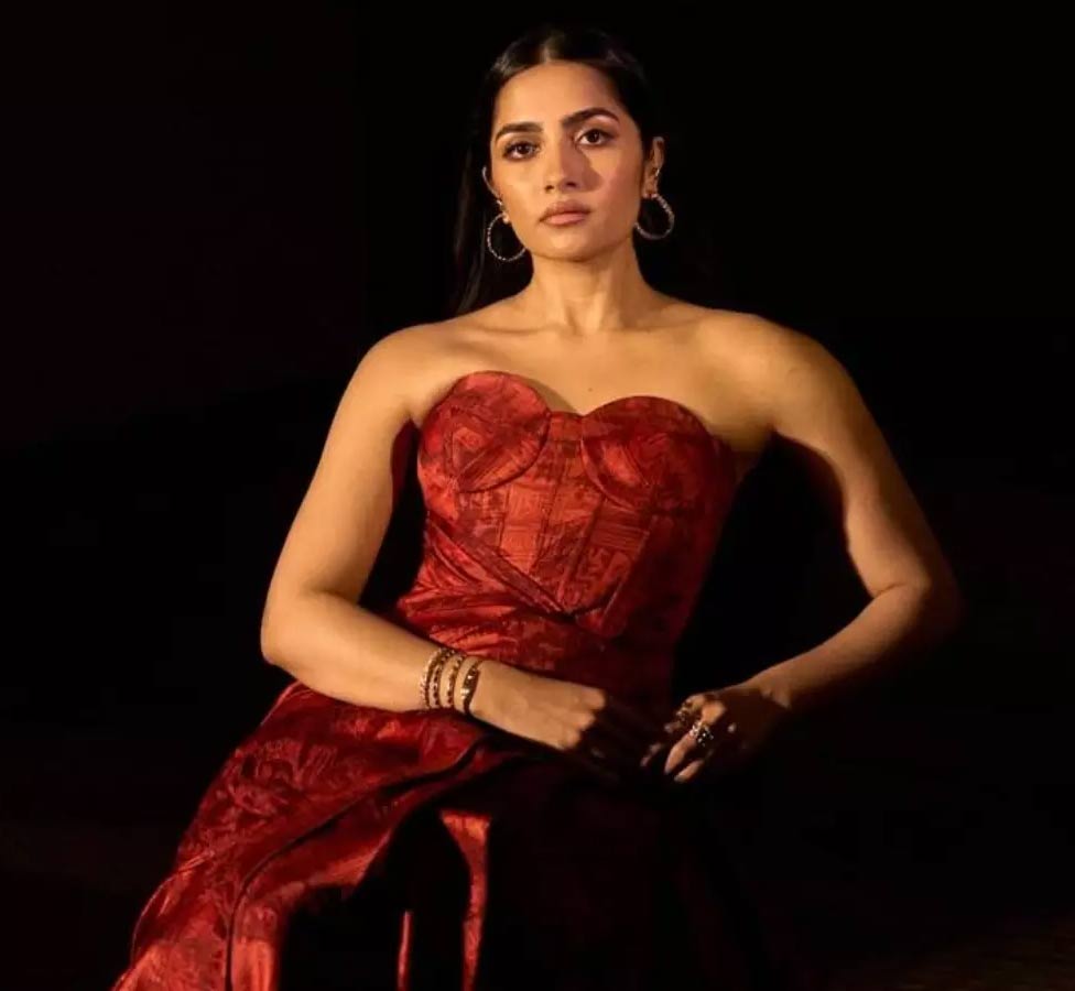 rukmini vasanth  రెడ్ డ్రెస్ లో ముద్దొస్తున్న రుక్మిణి వసంత్ 