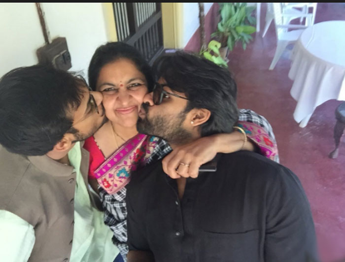 sai dharam tej,mother,gift,womensday  తల్లికి గిఫ్ట్‌ ఇచ్చిన మెగామేనల్లుళ్లు....! 