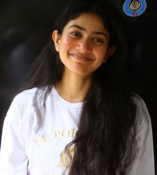 sai pallavi,controversial remarks,kashmiri pandit,kashmiri files  ఆఖరికి సాయి పల్లవి రెస్పాండ్ అయ్యింది 