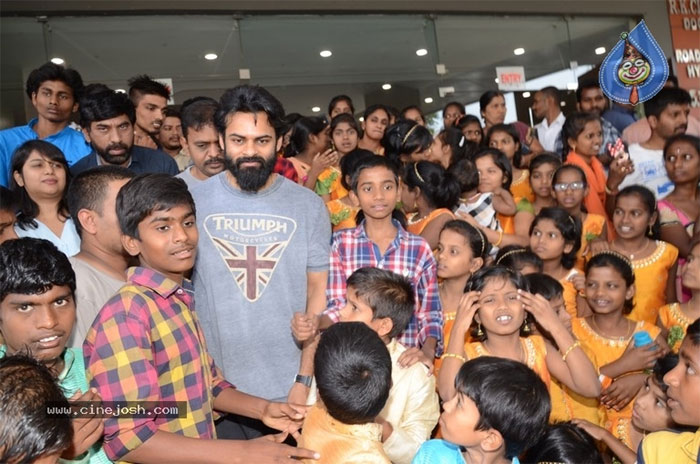 sai tej,avengers endgame,special show,orphans,mega hero  మెగా మనసున్న హీరో అనిపించుకున్నాడు