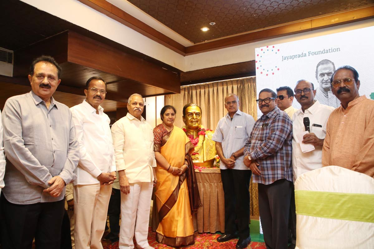 sajeeva charitra  రాష్ట్ర, దేశ రాజకీయాల్లో ఎన్టీఆర్ ముద్ర శాశ్వతమైనది