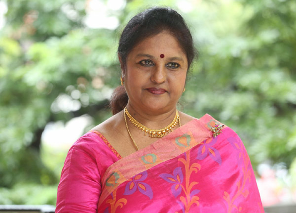 sangeetha,mutyala muggu,trs,bapu heroine,sangeetha joins trs  తెరాసాలోకి ఆ హీరోయిన్..!!